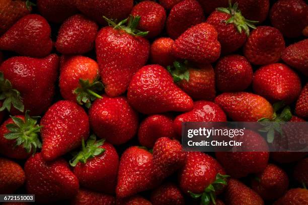 pile of fresh strawberries - strawberry 個照片及圖片檔