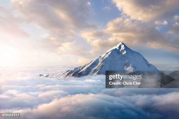 snow-covered mountaintop above clouds - berglandschaft schnee stock-fotos und bilder