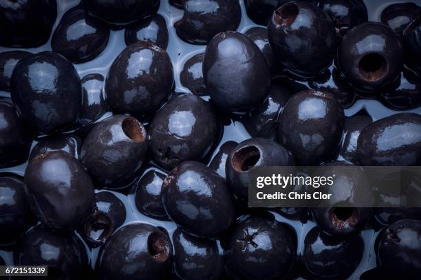 black olives in liquid - aceituna negra fotografías e imágenes de stock