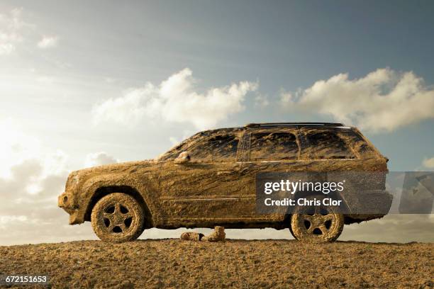 sports utility vehicle covered in mud - 泥 個照片及圖片檔