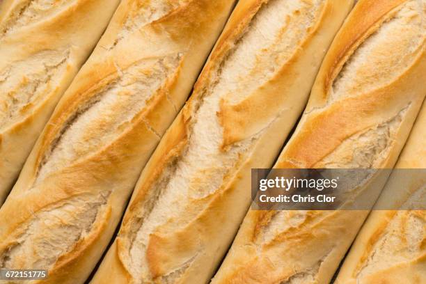 love of fresh bread - baguette de pain photos et images de collection