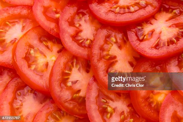 pile of sliced red tomatoes - tomaat stockfoto's en -beelden
