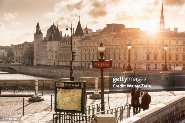 people standing at entrance to pont neuf metro station - pont architecture stock-fotos und bilder