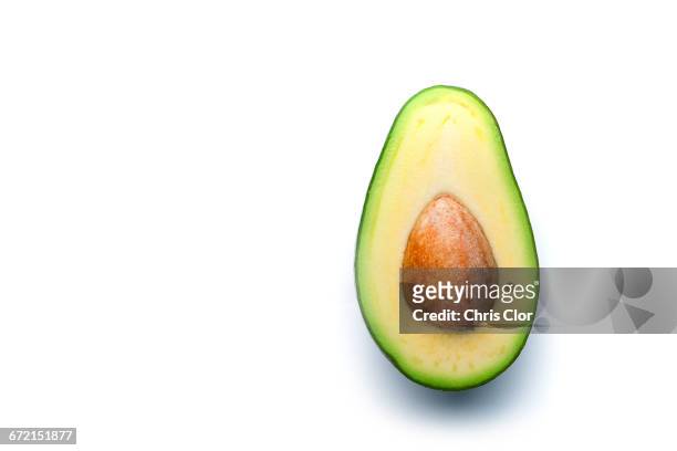 pit in sliced avocado - avocado fotografías e imágenes de stock