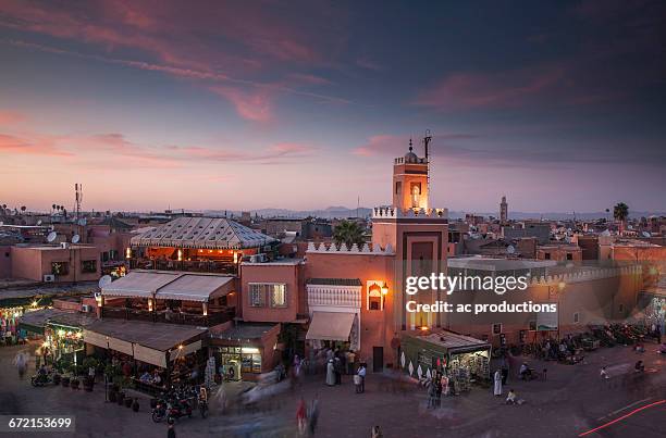 crowd at night in jamaa el fna square, marrakesh, morocco,  - marrakesh fotografías e imágenes de stock