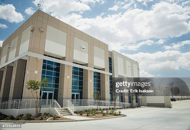 parking lot outside modern office building - industrial building exterior stock pictures, royalty-free photos & images