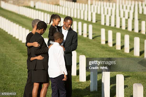 multi-generation black family at military cemetery - black women of bond tribute fotografías e imágenes de stock