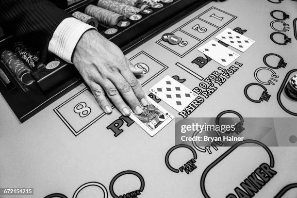 hand of dealer at baccarat table - baccarat table fotografías e imágenes de stock