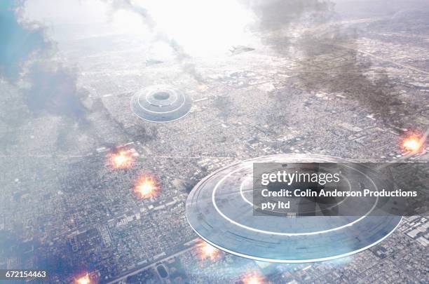 circular ufos flying over smoking city - extraterrestre photos et images de collection