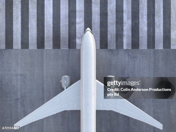 airplane viewed from directly above - atterrir photos et images de collection