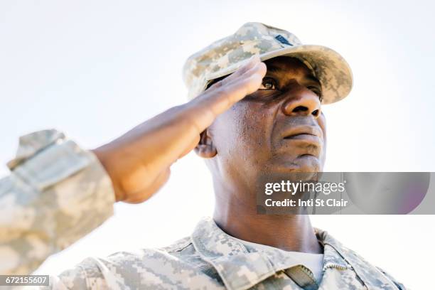 black soldier saluting - saluto militare foto e immagini stock