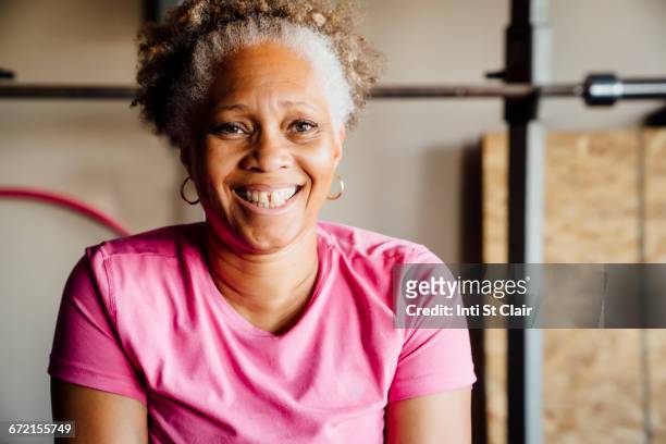 black woman smiling in garage - vrouw spleetje tanden stockfoto's en -beelden