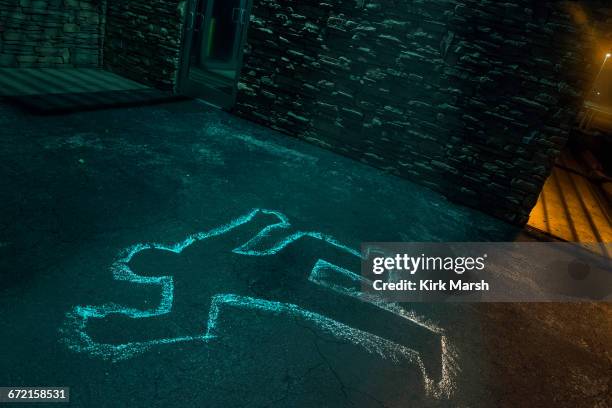 chalk outline of body of victim on pavement - 犯行現場 ストックフォトと画像