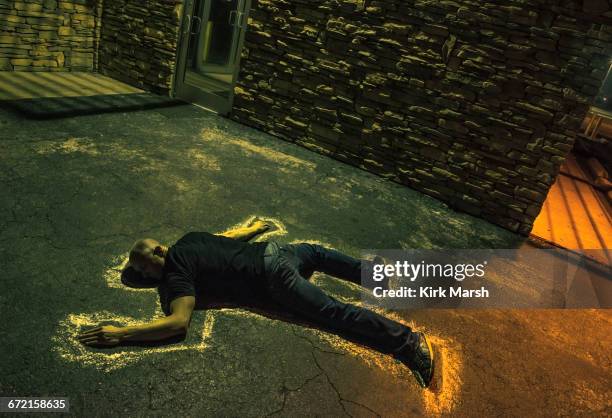 chalk outline of body of caucasian victim on pavement - body line stockfoto's en -beelden