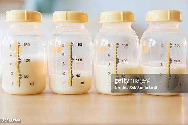 bottles of breast milk - muttermilch stock-fotos und bilder