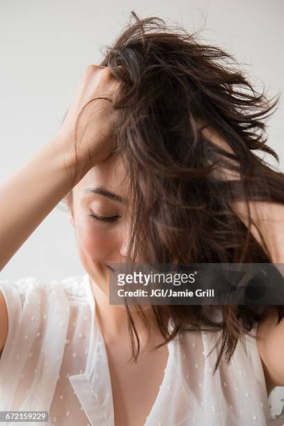 hispanic woman tossing hair - scuotere i capelli foto e immagini stock
