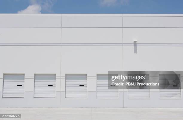 loading docks - muelle de carga fotografías e imágenes de stock