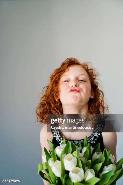 redhair expresiva niña con un ramo de tulipanes blancos. - morro fotografías e imágenes de stock