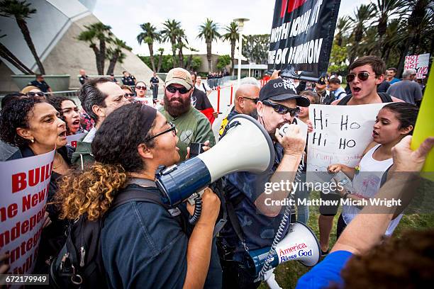 protestors and police clash at a trump rally. - anti trump stock-fotos und bilder