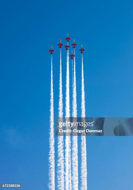 fighter jets performing airshow - kunstflug stock-fotos und bilder