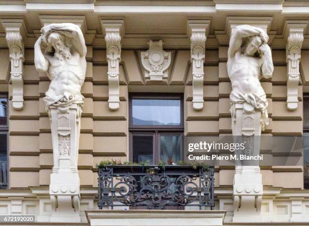 riga - balcone fotografías e imágenes de stock