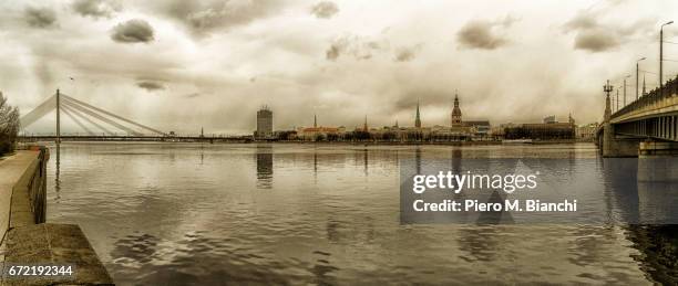 riga - paesaggio urbano stockfoto's en -beelden