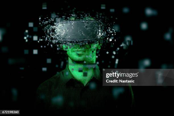 mann mit virtual reality-headset - smartphone hologram stock-fotos und bilder