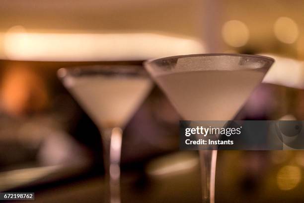 酒吧櫃檯上有兩杯不幹淨的馬丁尼 - dirty martini 個照片及圖片檔