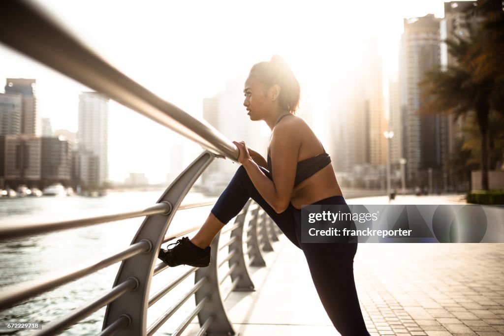 健身女人在迪拜碼頭延伸