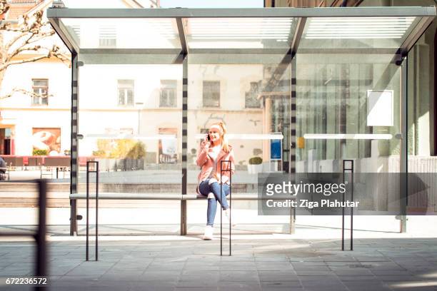私はバス待合い所で待っているよ - bus shelter ストックフォトと画像