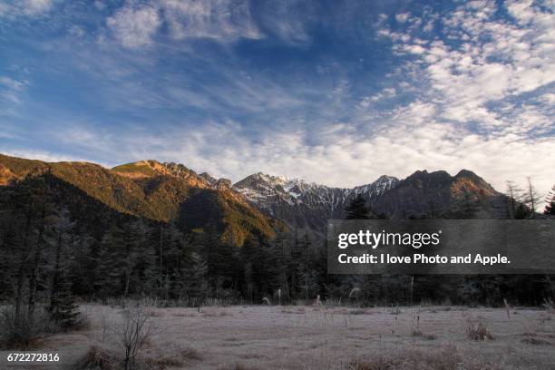 kamikochi late autumn - 長野県 fotografías e imágenes de stock