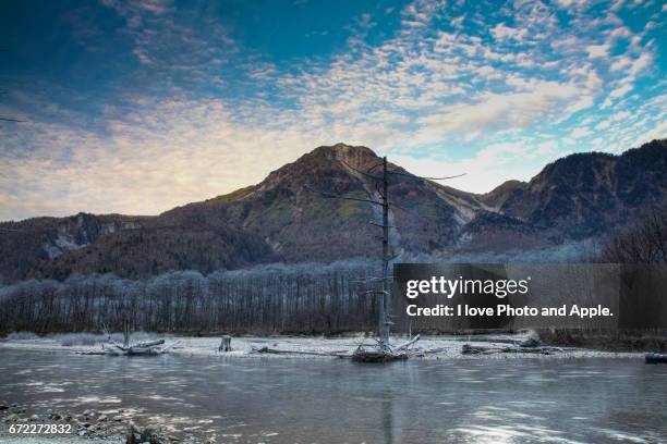 kamikochi late autumn - 長野県 fotografías e imágenes de stock