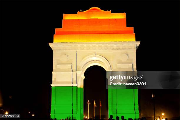 porta dell'india illuminata con tricolore - festa della repubblica foto e immagini stock