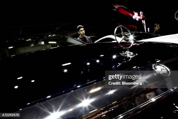 Hood ornament sits on the bonnet of a Mercedes-Benz AG luxury automobile at the Istanbul Autoshow in Buyukcekmece, Turkey, on Sunday, April 23, 2017....