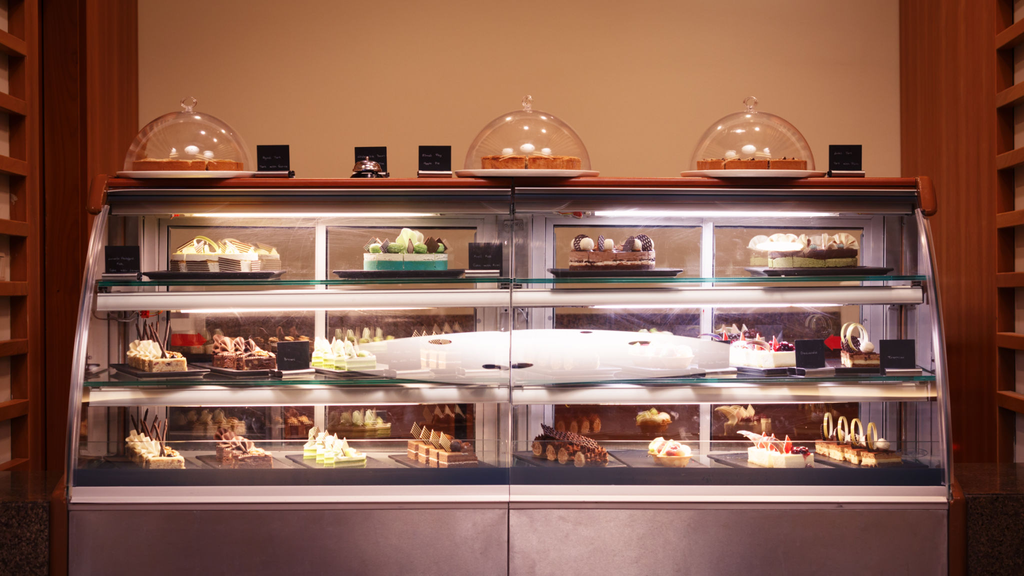 bakery cake display