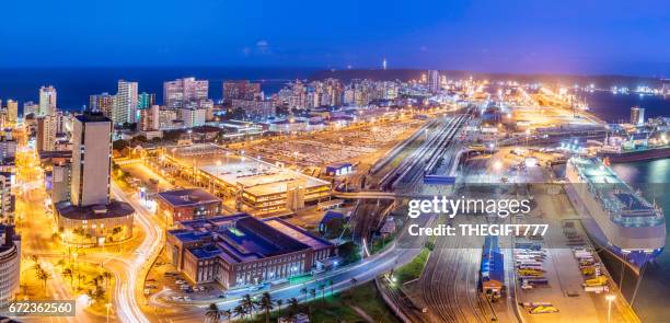 panorama serale del paesaggio urbano di durban con il porto - natal foto e immagini stock