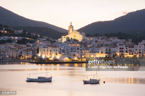 view of cadaqués at night- alt empordà comarca- girona- catalonia- spain - cadaques - fotografias e filmes do acervo