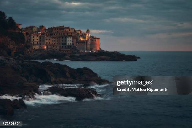 view of sea against cloudy sky - serenità imagens e fotografias de stock