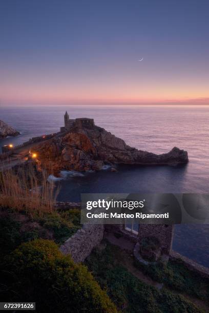 scenic view of italian sea against sky and moonrise - ambientazione tranquilla stock-fotos und bilder