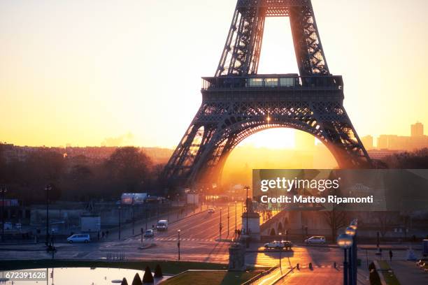 tour eiffel at sunrise - torre eiffel stock pictures, royalty-free photos & images