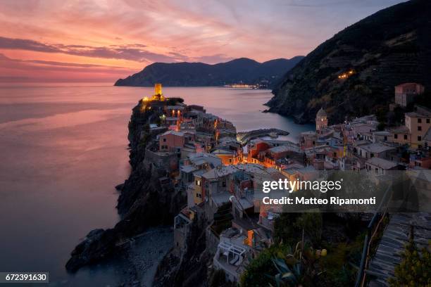 scenic view of sunset over sea at vernazza, italy, liguria, cinque terre - esposizione lunga stock-fotos und bilder