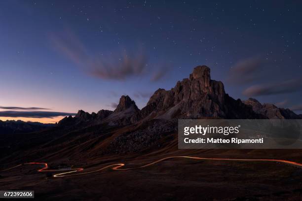sunset at giau pass, italian dolomites mountains - esposizione lunga fotografías e imágenes de stock