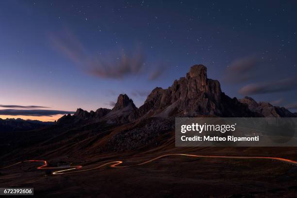 sunset at giau pass, italian dolomites mountains - ambientazione tranquilla stockfoto's en -beelden