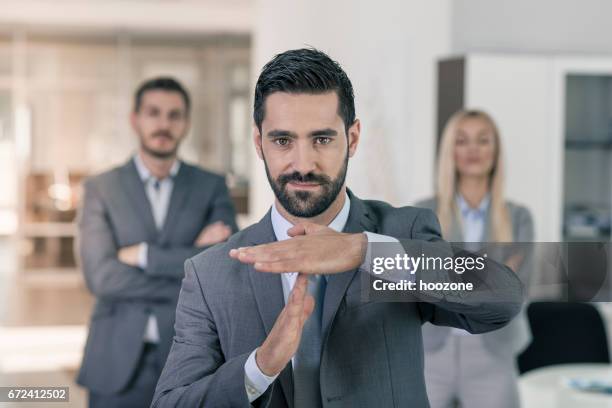 porträt eines geschäftsmannes - time out stock-fotos und bilder