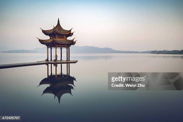 jixian pavilion on the west lake - china stock-fotos und bilder