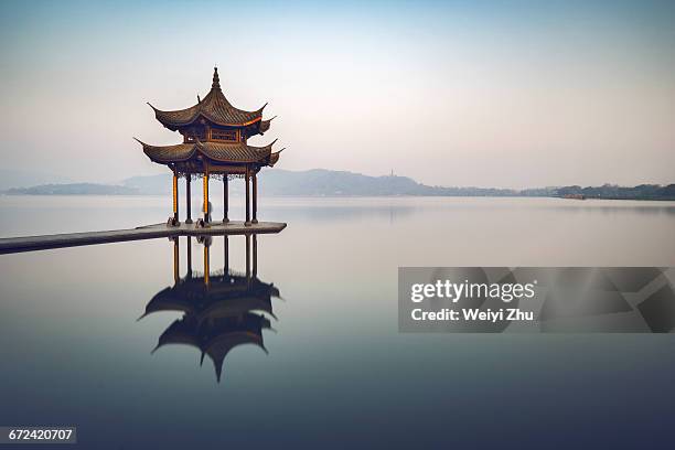 jixian pavilion on the west lake - pavillon de verdure photos et images de collection
