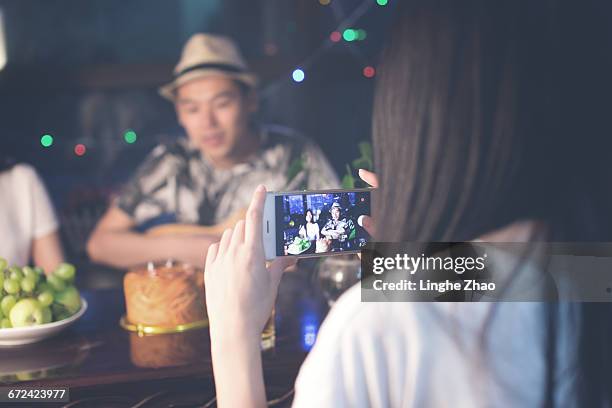 photographing friends at party - linghe zhao photos et images de collection