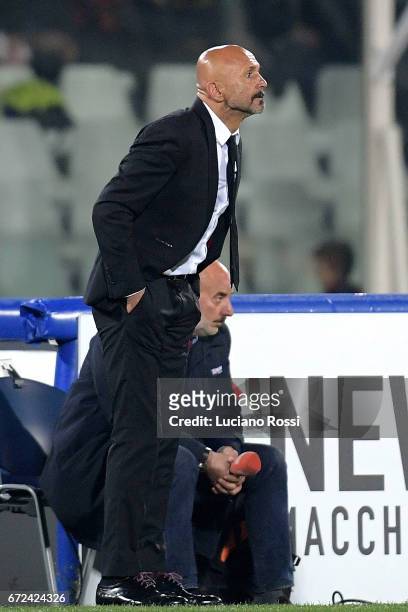 Roma coach Luciano Spalletti during the Serie A match between Pescara Calcio and AS Roma at Adriatico Stadium on April 24, 2017 in Pescara, Italy.