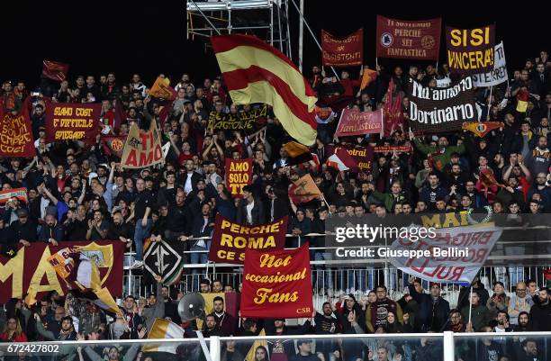 Fans of AS Roma celebrate the victory after the Serie A match between Pescara Calcio and AS Roma at Adriatico Stadium on April 24, 2017 in Pescara,...