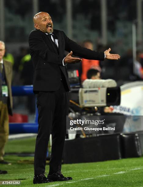 Luciano Spalletti head coach of AS Roma during the Serie A match between Pescara Calcio and AS Roma at Adriatico Stadium on April 24, 2017 in...